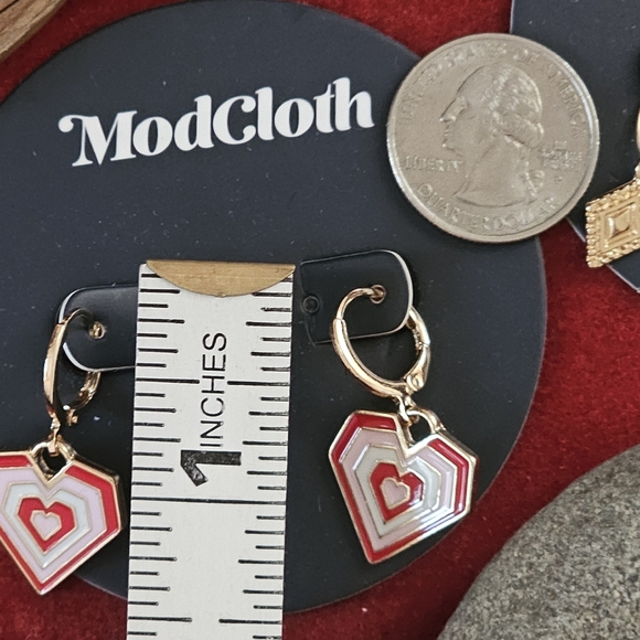 New Modcloth heart and Art Deco Retro earrings - Picture 2 of 4